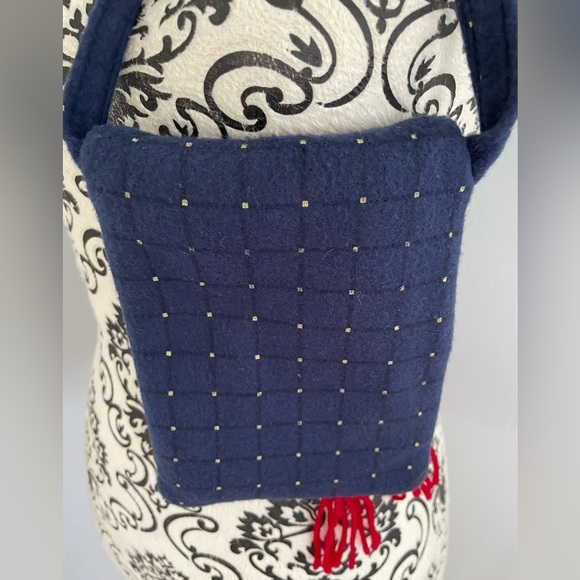 Festive cure red fleece felt snowman crossbody bag with button blue red & white - Picture 3 of 6